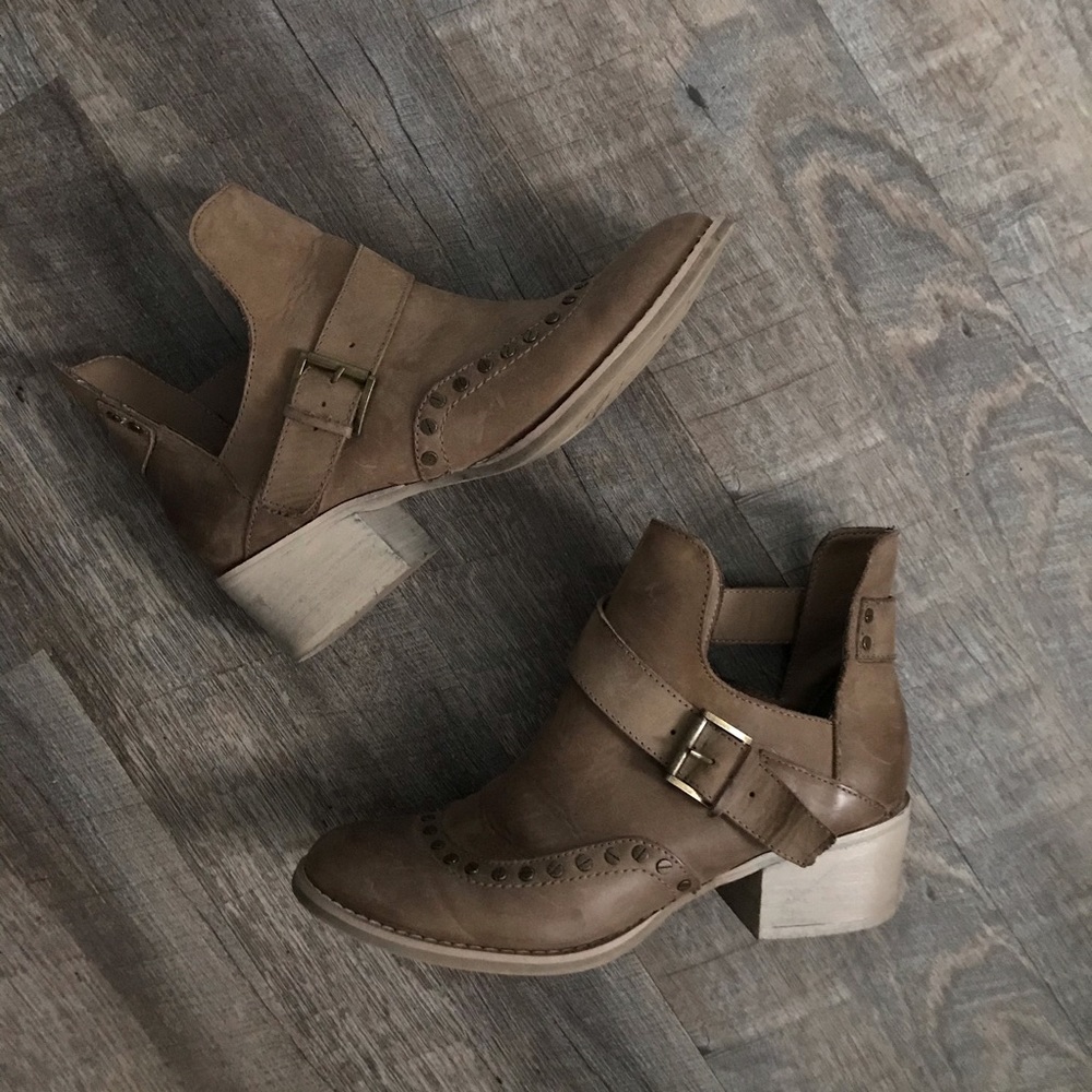 Open-side bootie w/ heel Sz 8